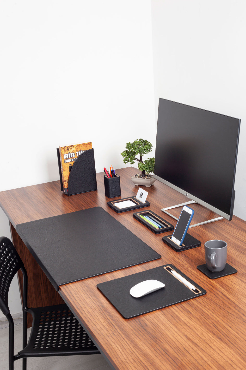 طقم مكتب من الجلد الأسود على طراز باريسي، 8 قطع.