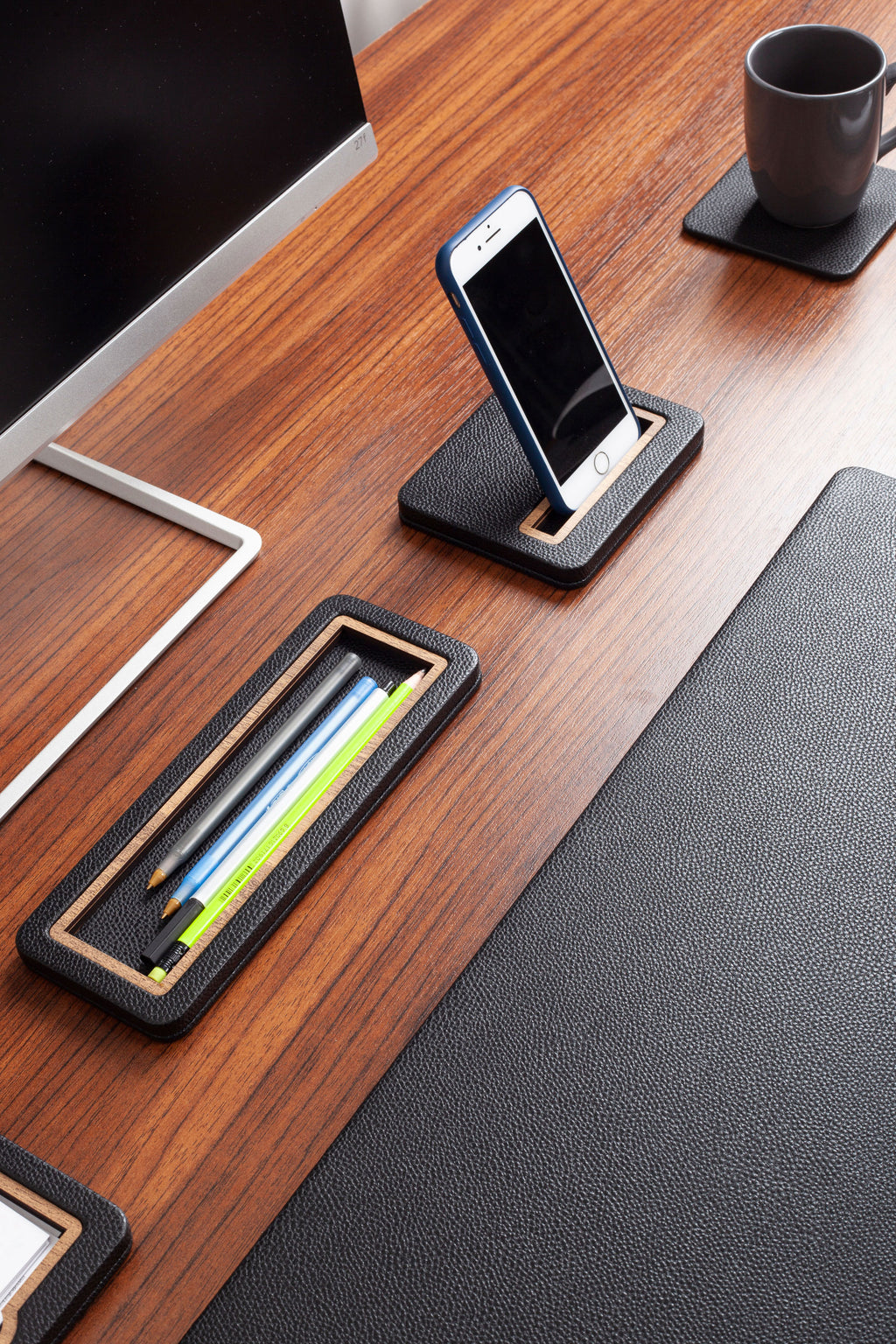 طقم مكتب من الجلد الأسود على طراز باريسي، 8 قطع.