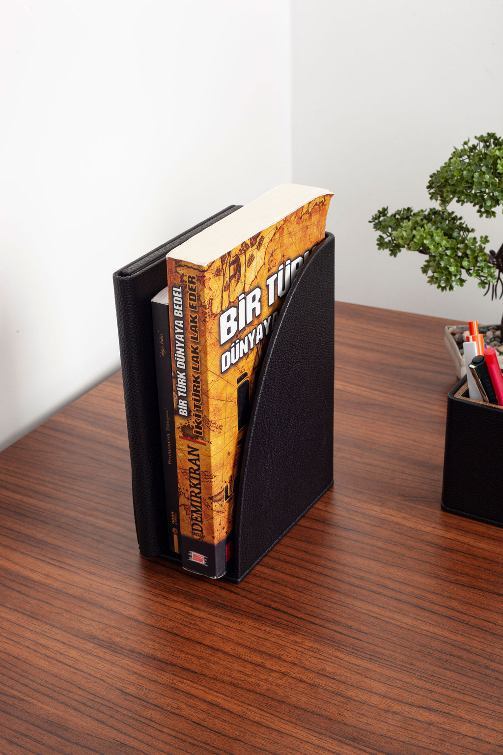 طقم مكتب من الجلد الأسود على طراز باريسي، 8 قطع.