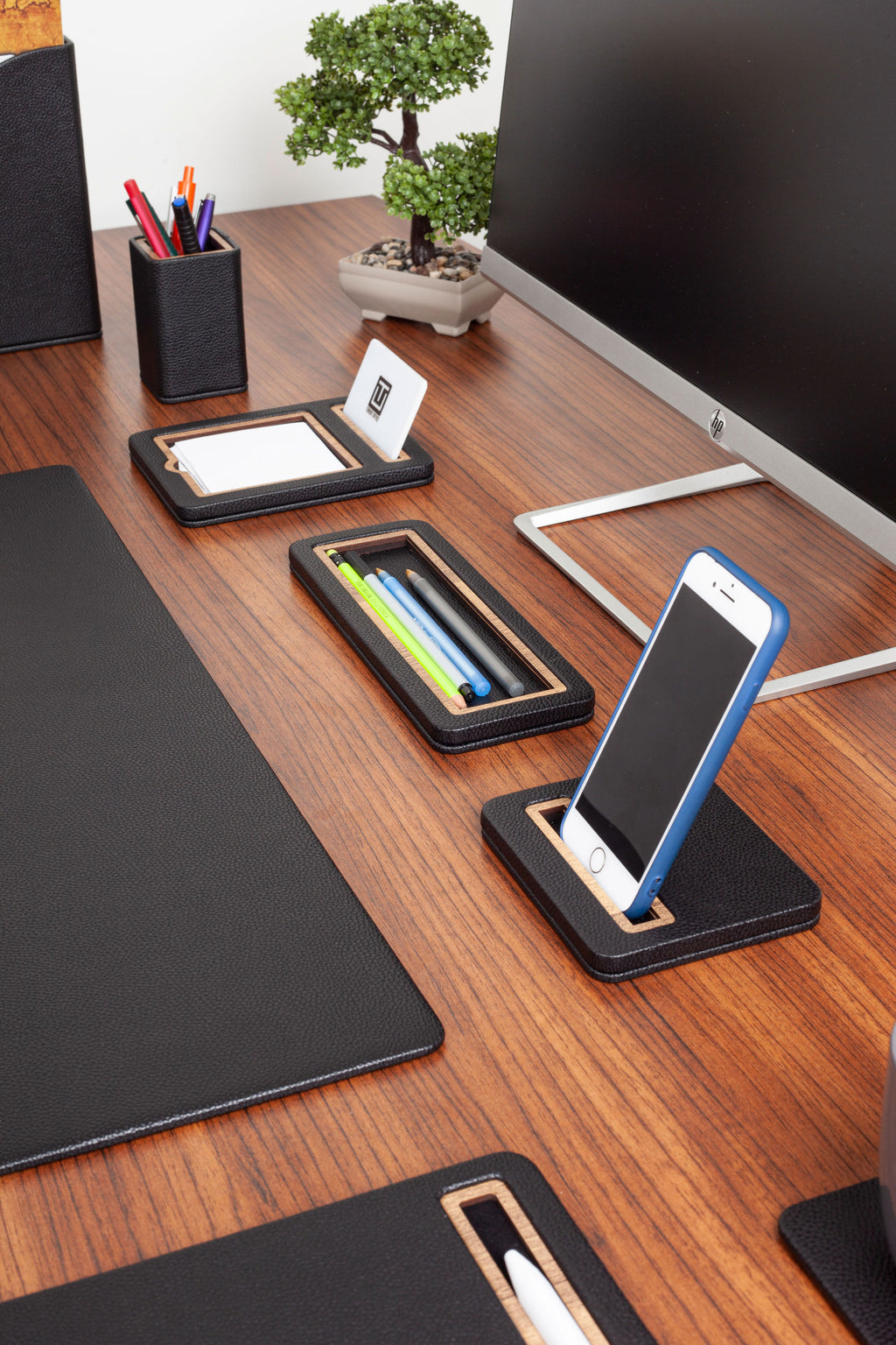 طقم مكتب من الجلد الأسود على طراز باريسي، 8 قطع.