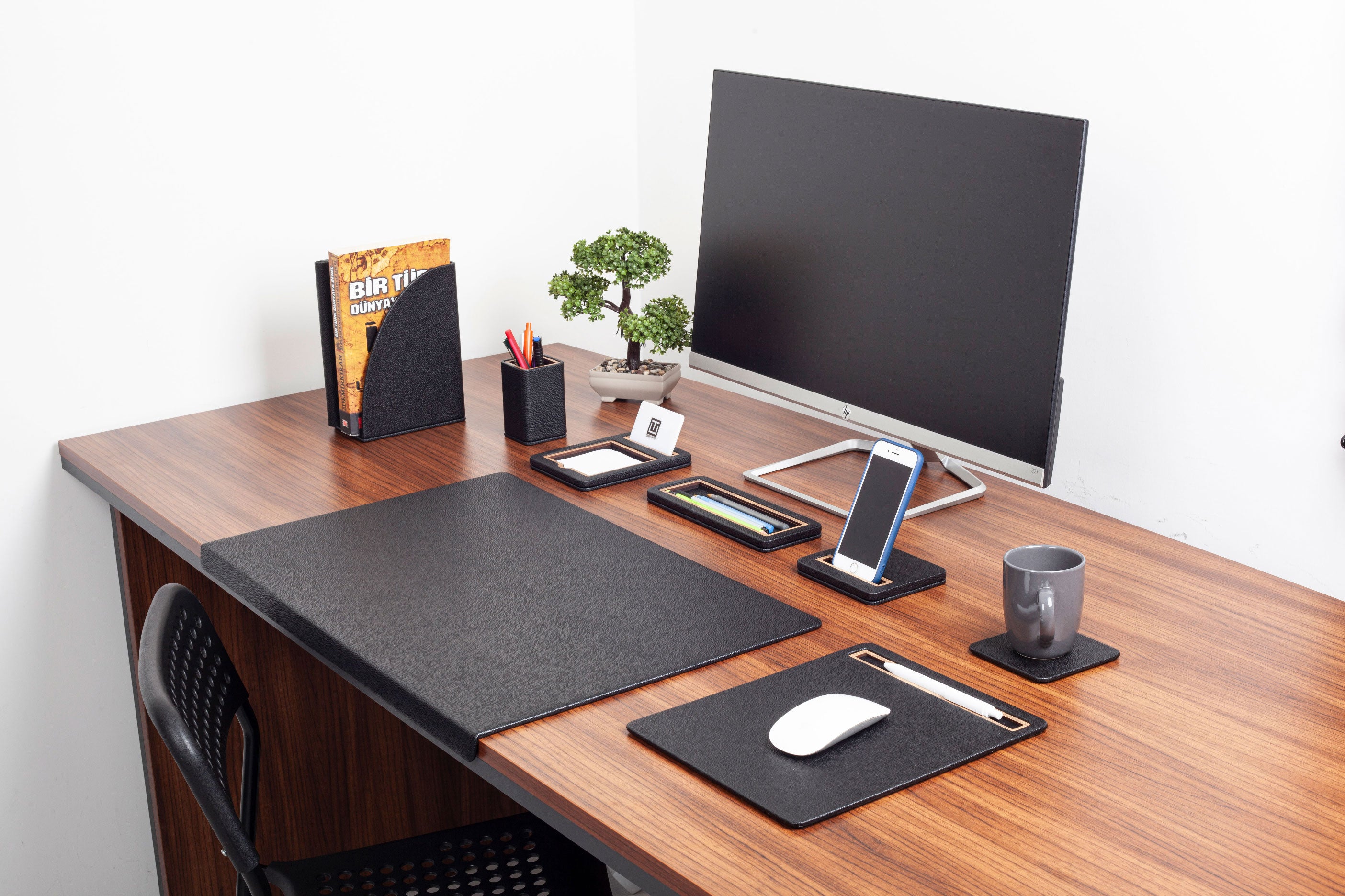 طقم مكتب من الجلد الأسود على طراز باريسي، 8 قطع.