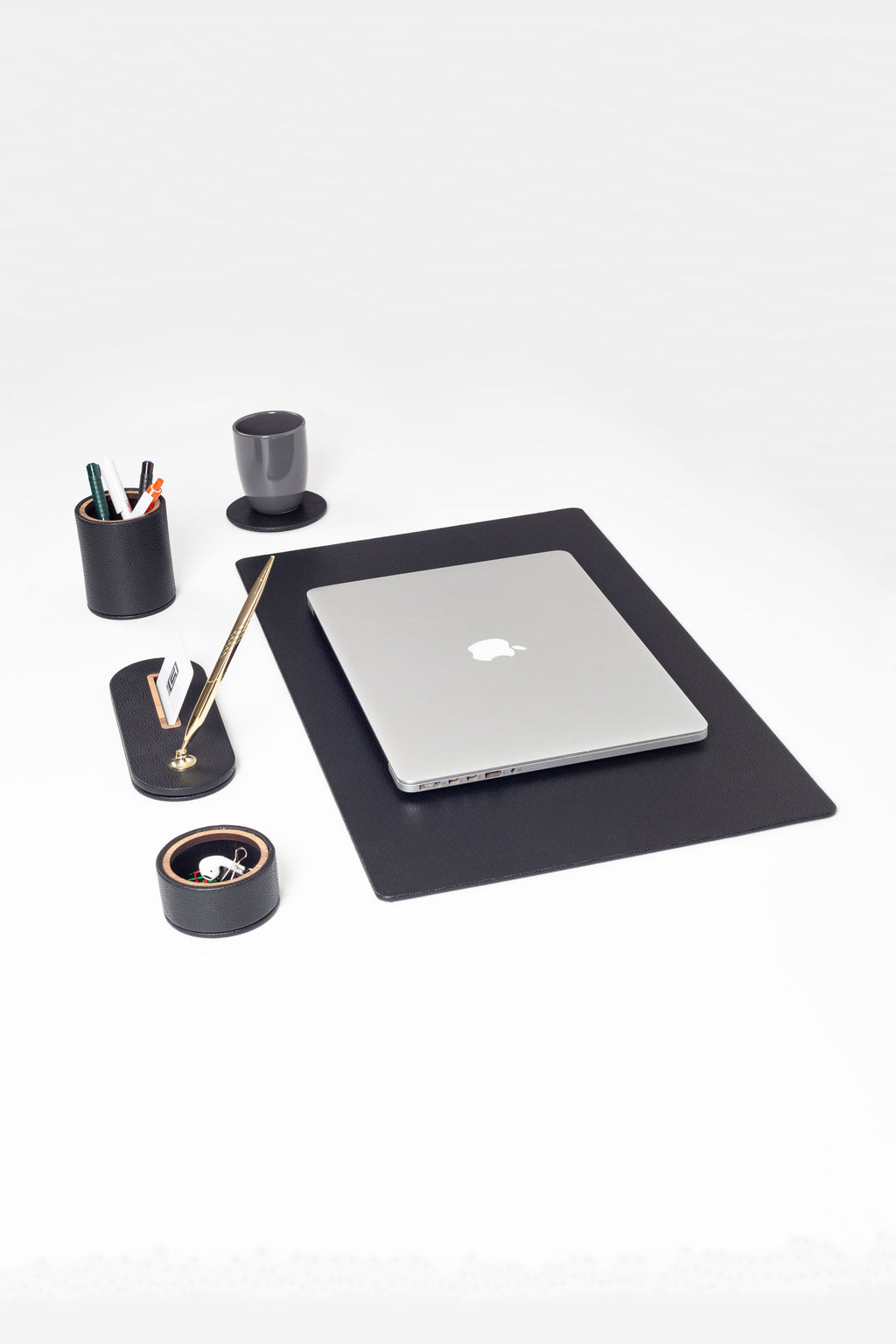 طقم مكتب من الجلد من بولو بلس، أسود، 5 قطع، تفاصيل خشبية.