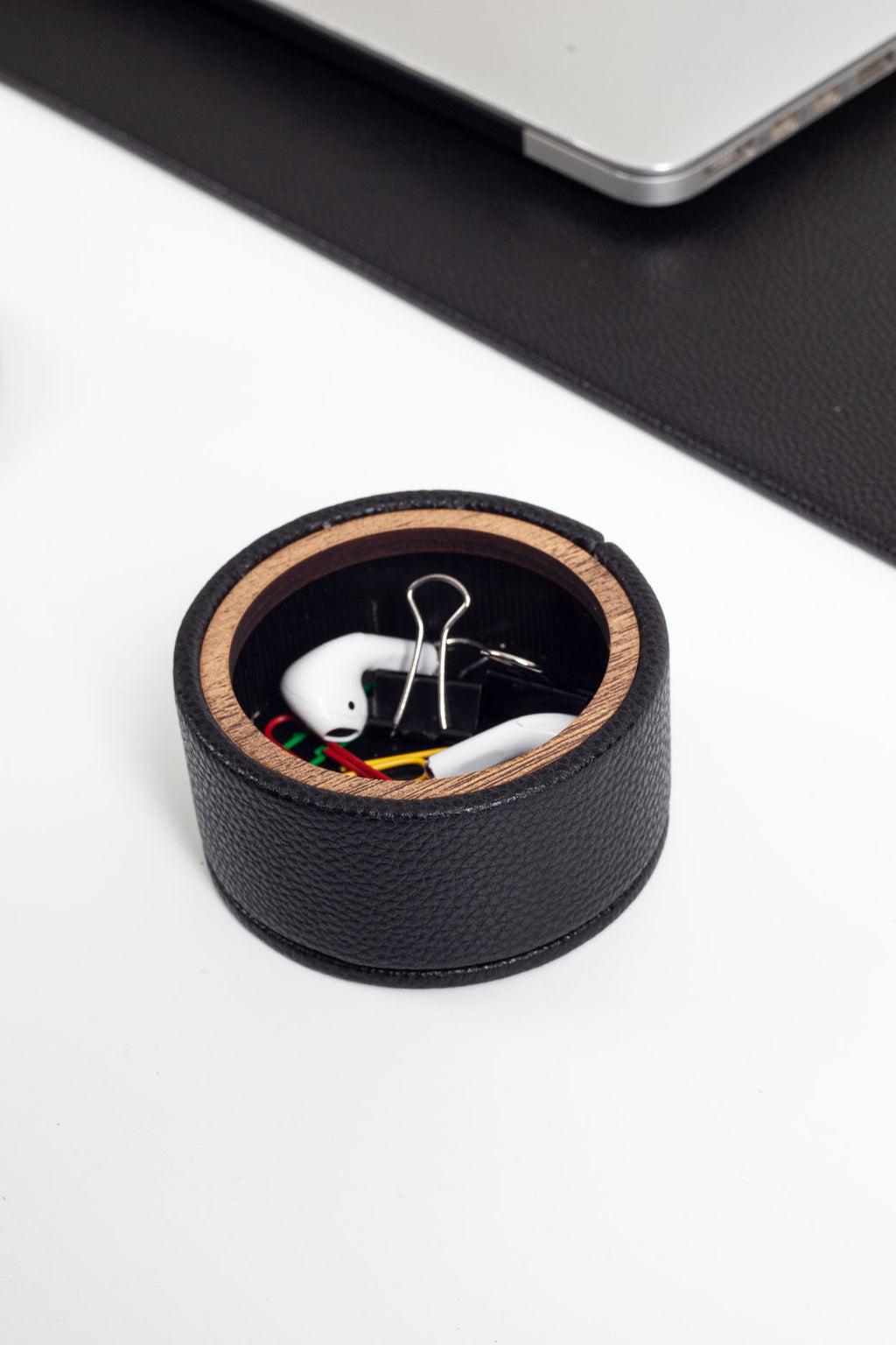 طقم مكتب من الجلد من بولو بلس، أسود، 5 قطع، تفاصيل خشبية.