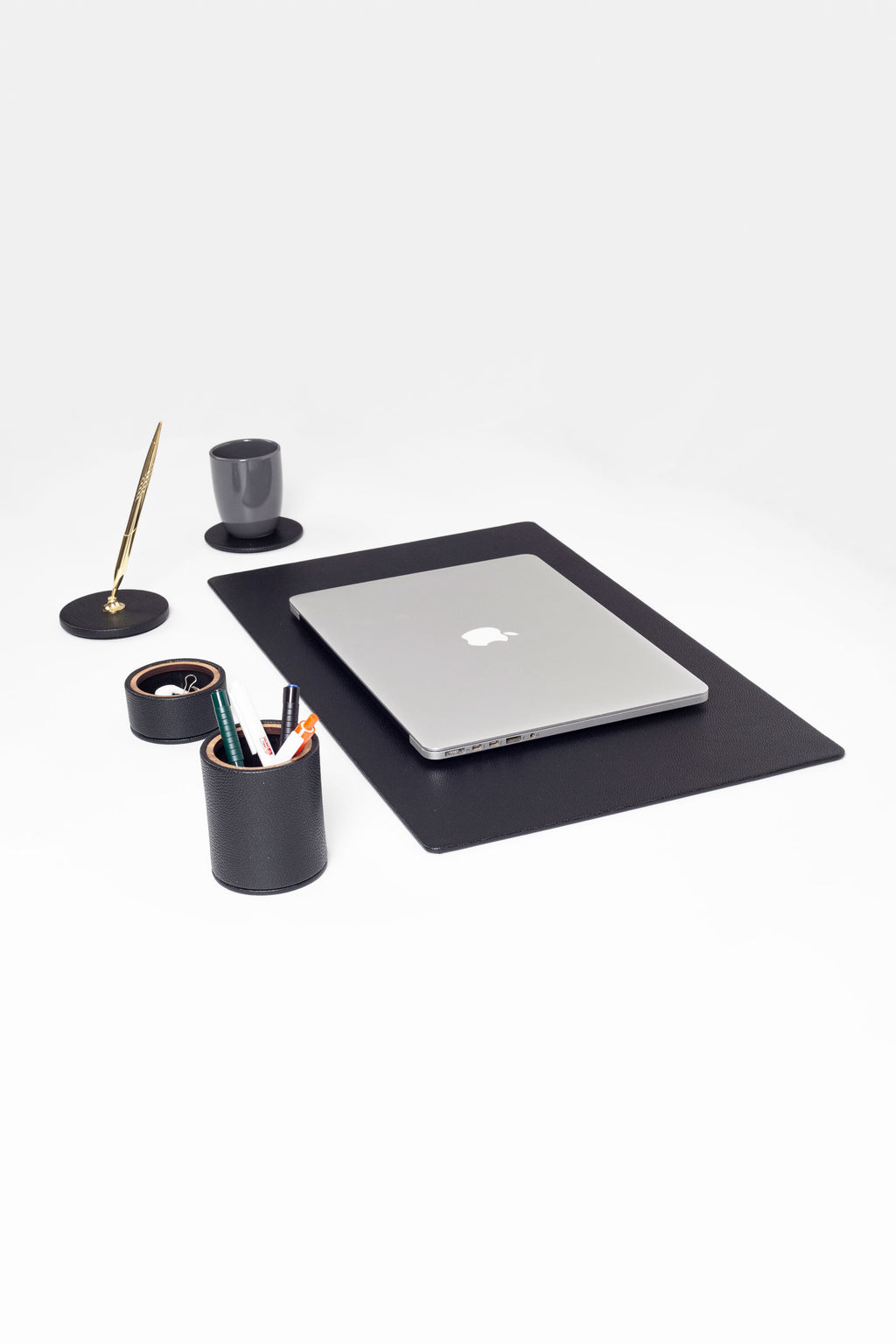 طقم مكتب من الجلد من بوللو، أسود، 5 قطع، خشبي، مزود بقلم ذهبي، بتفاصيل دقيقة.