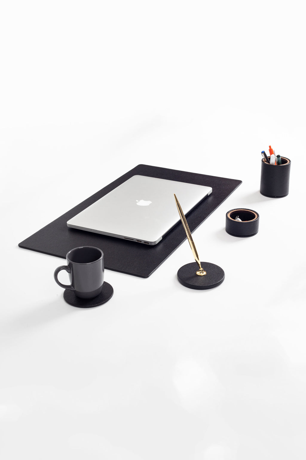 طقم مكتب من الجلد من بوللو، أسود، 5 قطع، خشبي، مزود بقلم ذهبي، بتفاصيل دقيقة.