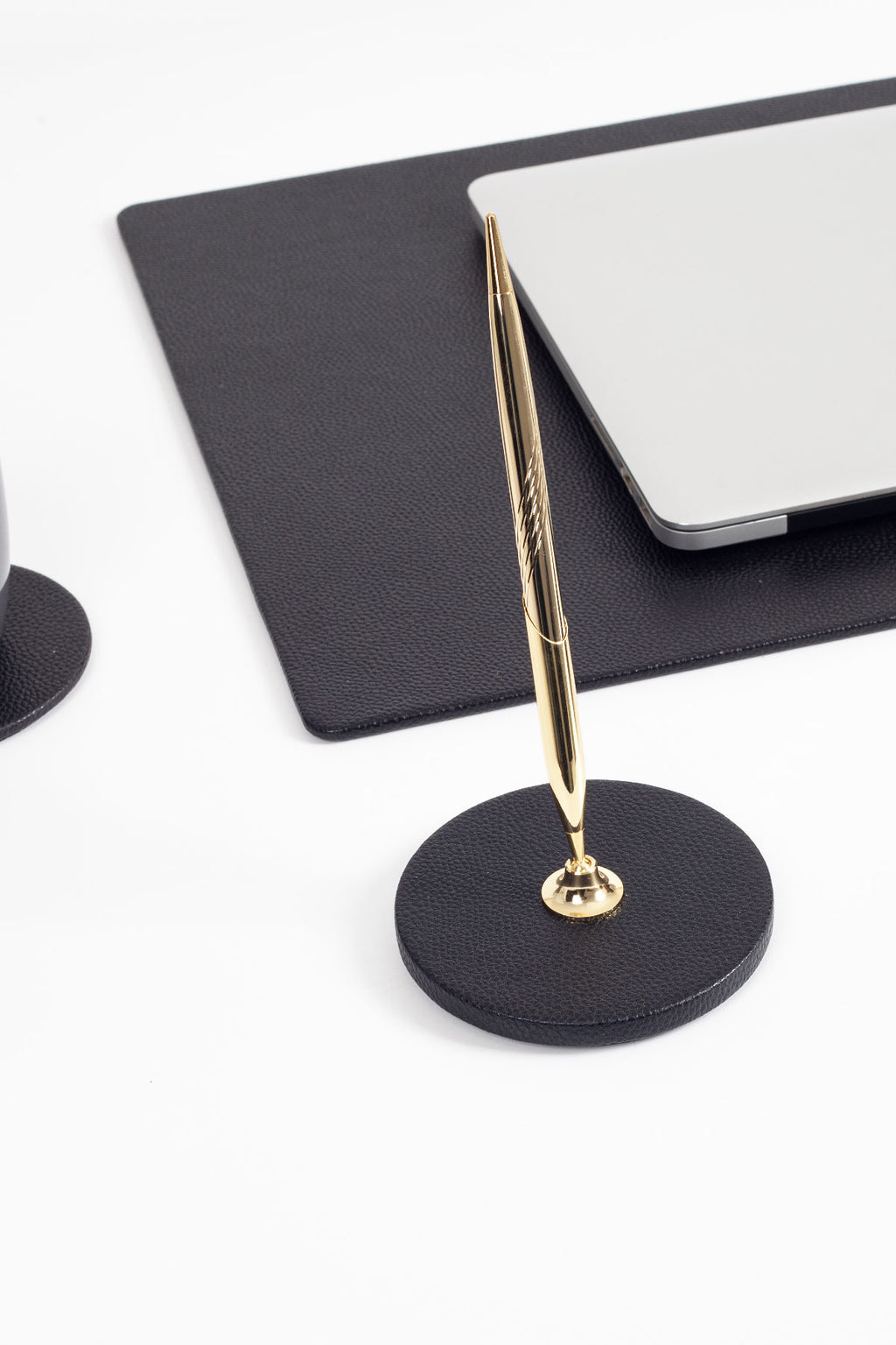 طقم مكتب من الجلد من بوللو، أسود، 5 قطع، خشبي، مزود بقلم ذهبي، بتفاصيل دقيقة.