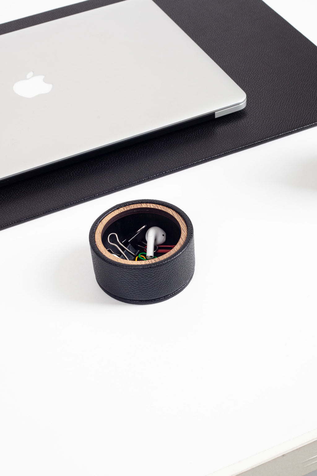 طقم مكتب من الجلد من بوللو، أسود، 5 قطع، خشبي، مزود بقلم ذهبي، بتفاصيل دقيقة.