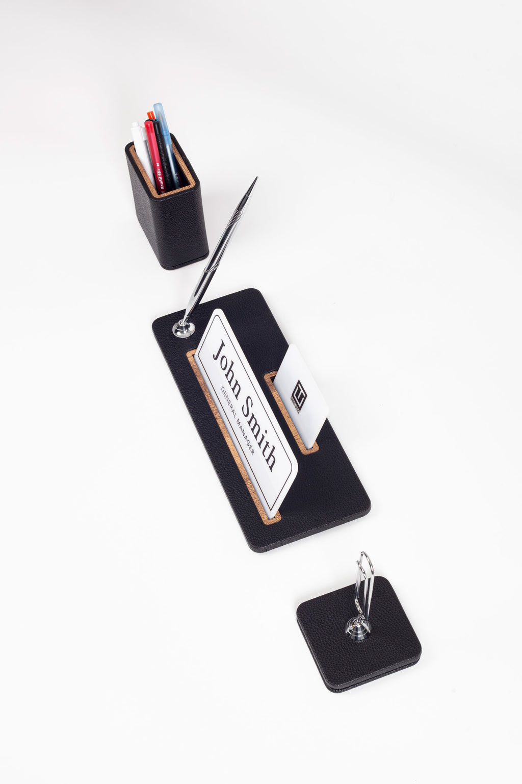 طقم حامل اسم مكتبي من 3 قطع من كافالي، مصنوع من الخشب الأسود مع تفاصيل دقيقة.