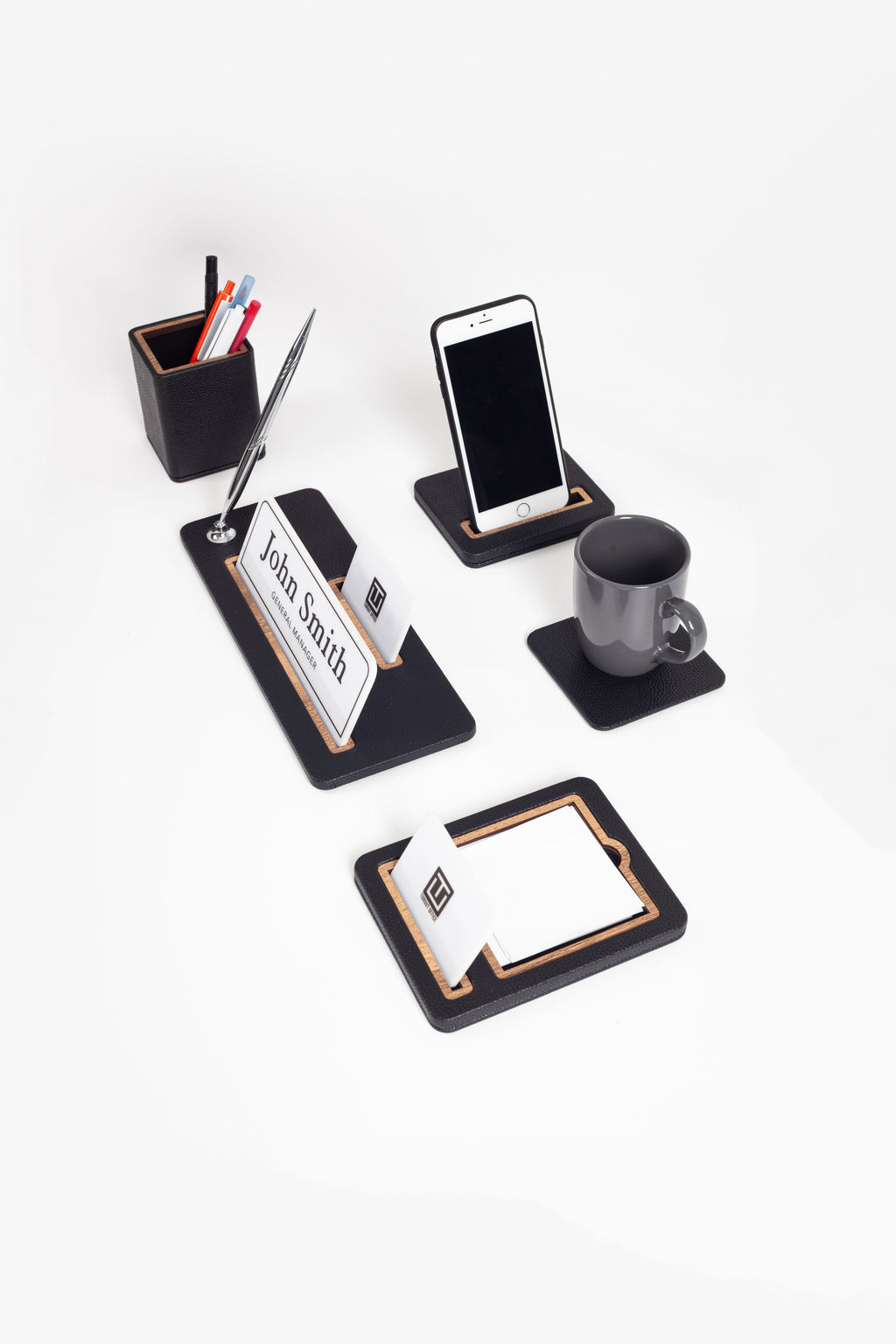 طقم حامل أسماء مكتب من 5 قطع من كافالي، خشبي أسود مزخرف.