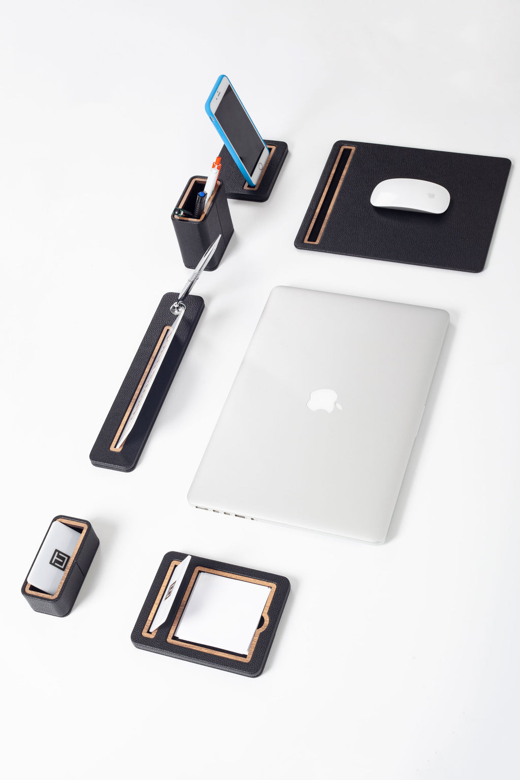 طقم مكتب لينكون من 6 قطع مع لوحة اسم، خشبي أسود مزخرف.