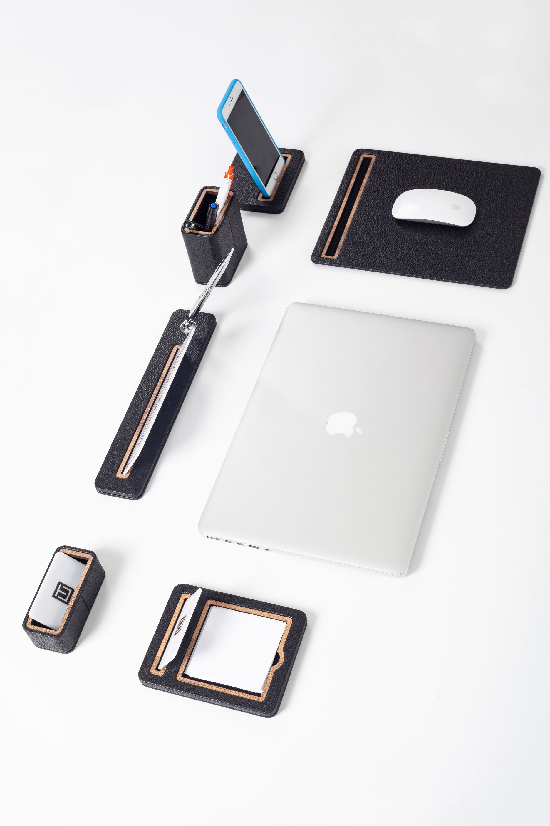 طقم مكتب لينكون من 6 قطع مع لوحة اسم، خشبي أسود مزخرف.