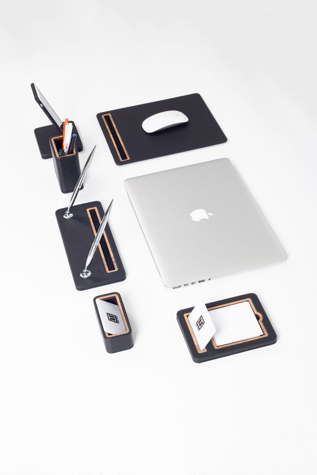 طقم مكتب من 6 قطع من بيرّا، خشبي أسود مزخرف.