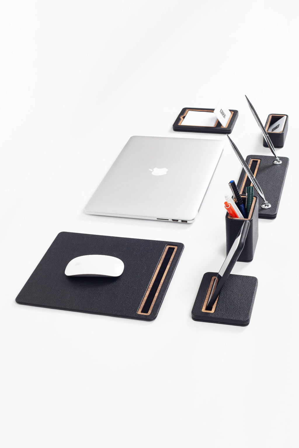 طقم مكتب من 6 قطع من بيرّا، خشبي أسود مزخرف.