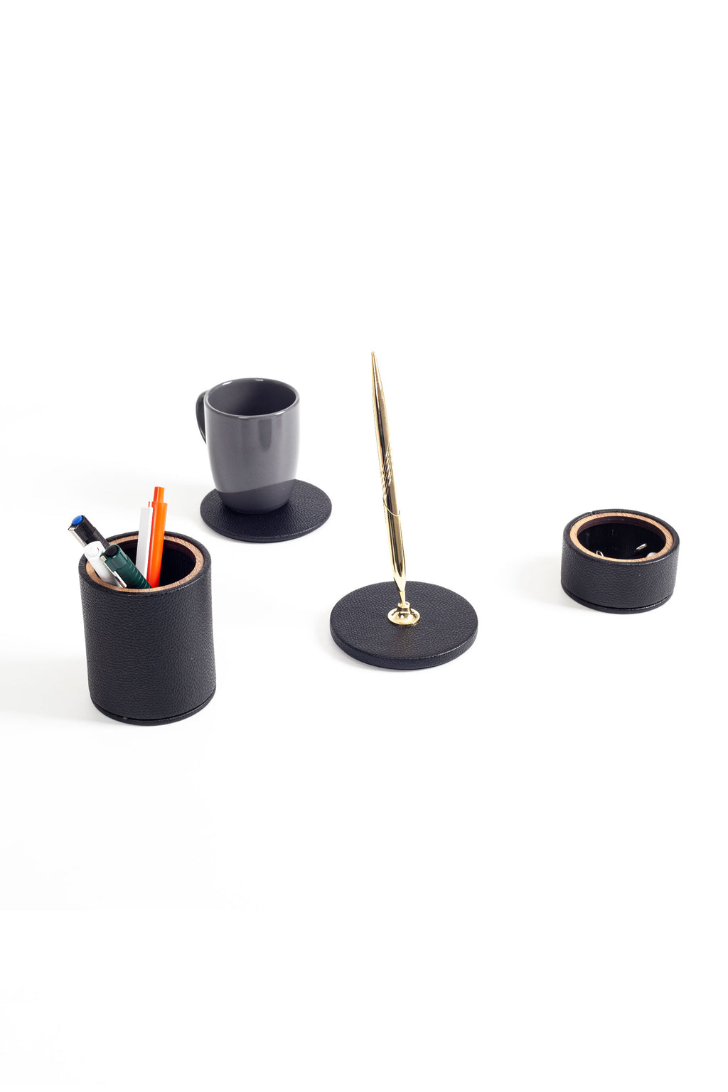 طقم مكتب من الجلد بتصميم بولو، 4 قطع، خشبي مزود بتفاصيل ذهبية وقلم ذهبي.