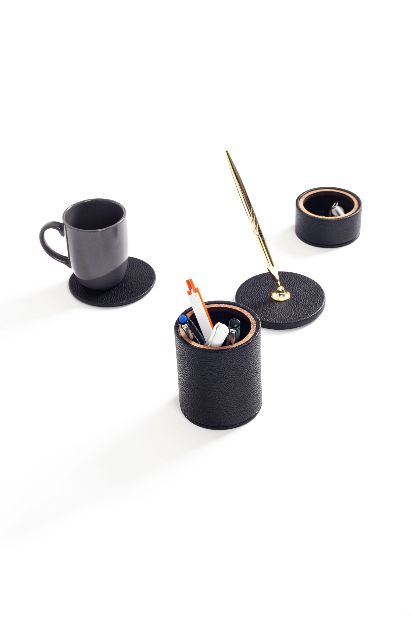 طقم مكتب من الجلد بتصميم بولو، 4 قطع، خشبي مزود بتفاصيل ذهبية وقلم ذهبي.