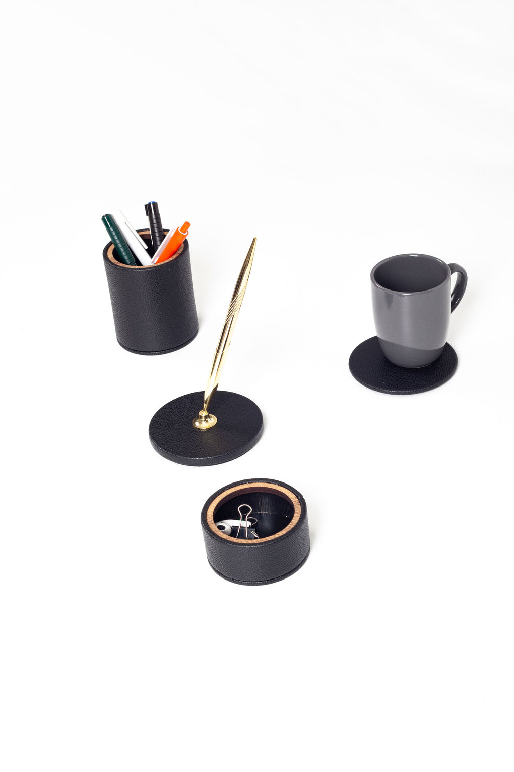 طقم مكتب من الجلد بتصميم بولو، 4 قطع، خشبي مزود بتفاصيل ذهبية وقلم ذهبي.