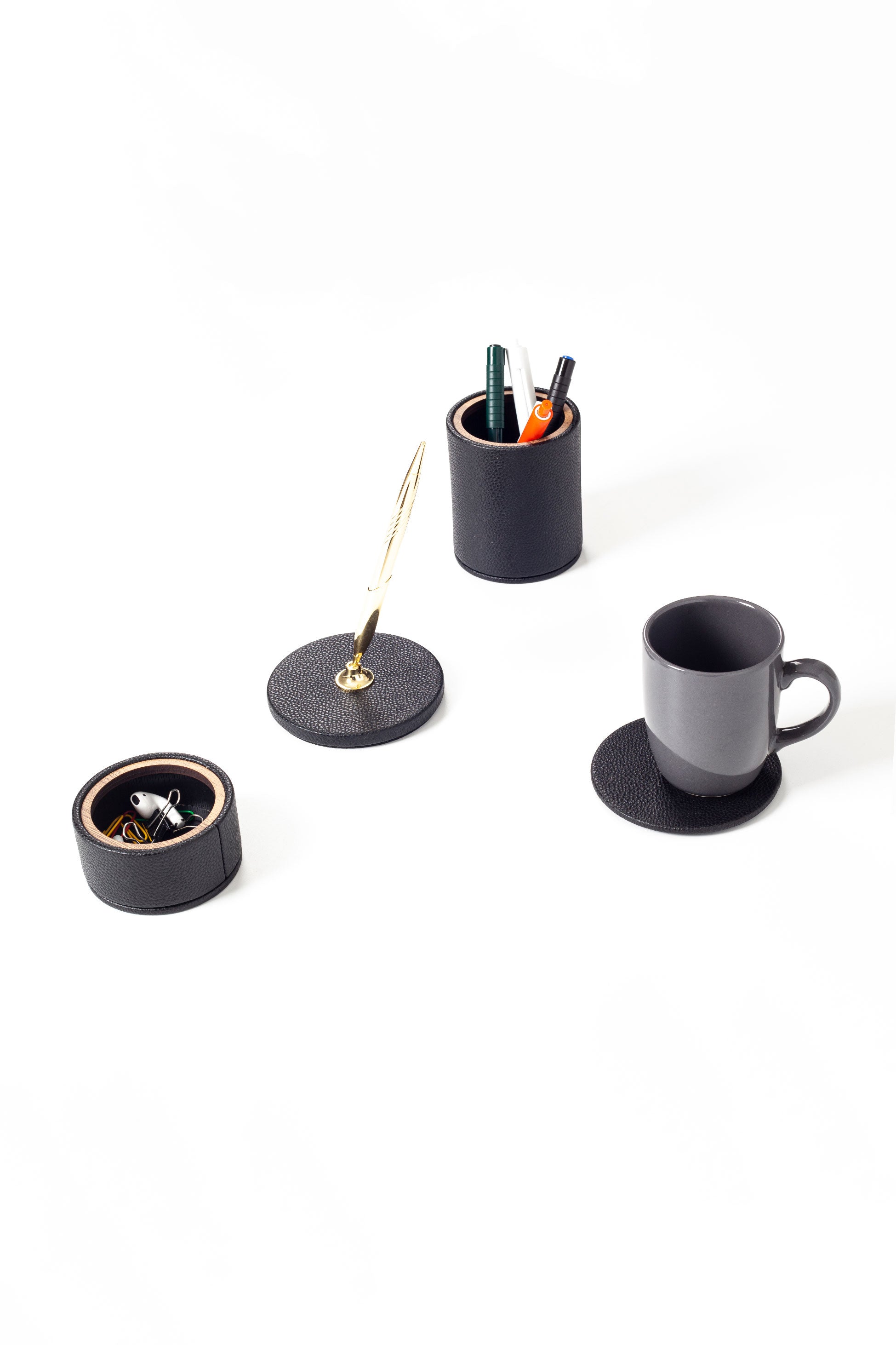 طقم مكتب من الجلد بتصميم بولو، 4 قطع، خشبي مزود بتفاصيل ذهبية وقلم ذهبي.