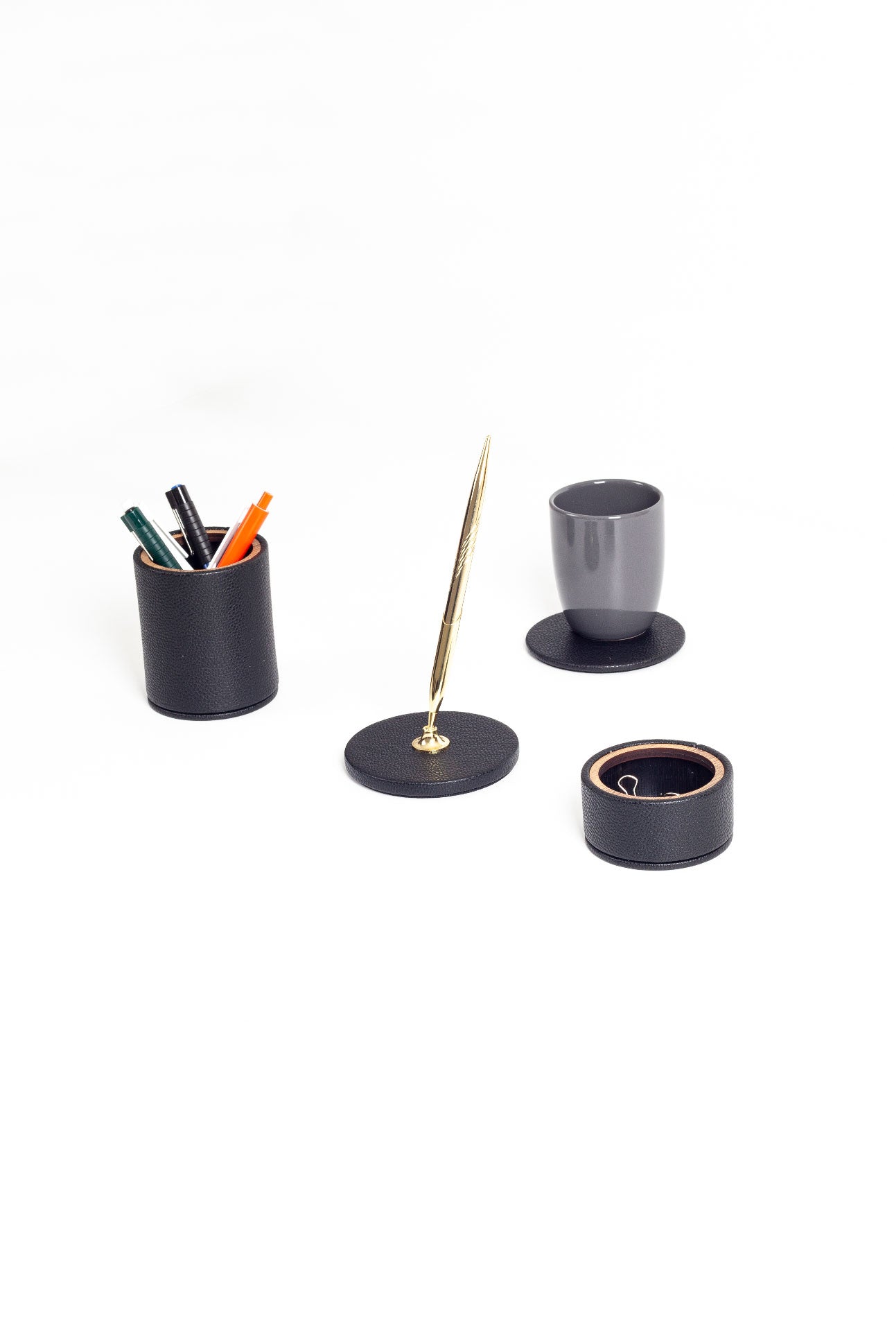 طقم مكتب من الجلد بتصميم بولو، 4 قطع، خشبي مزود بتفاصيل ذهبية وقلم ذهبي.