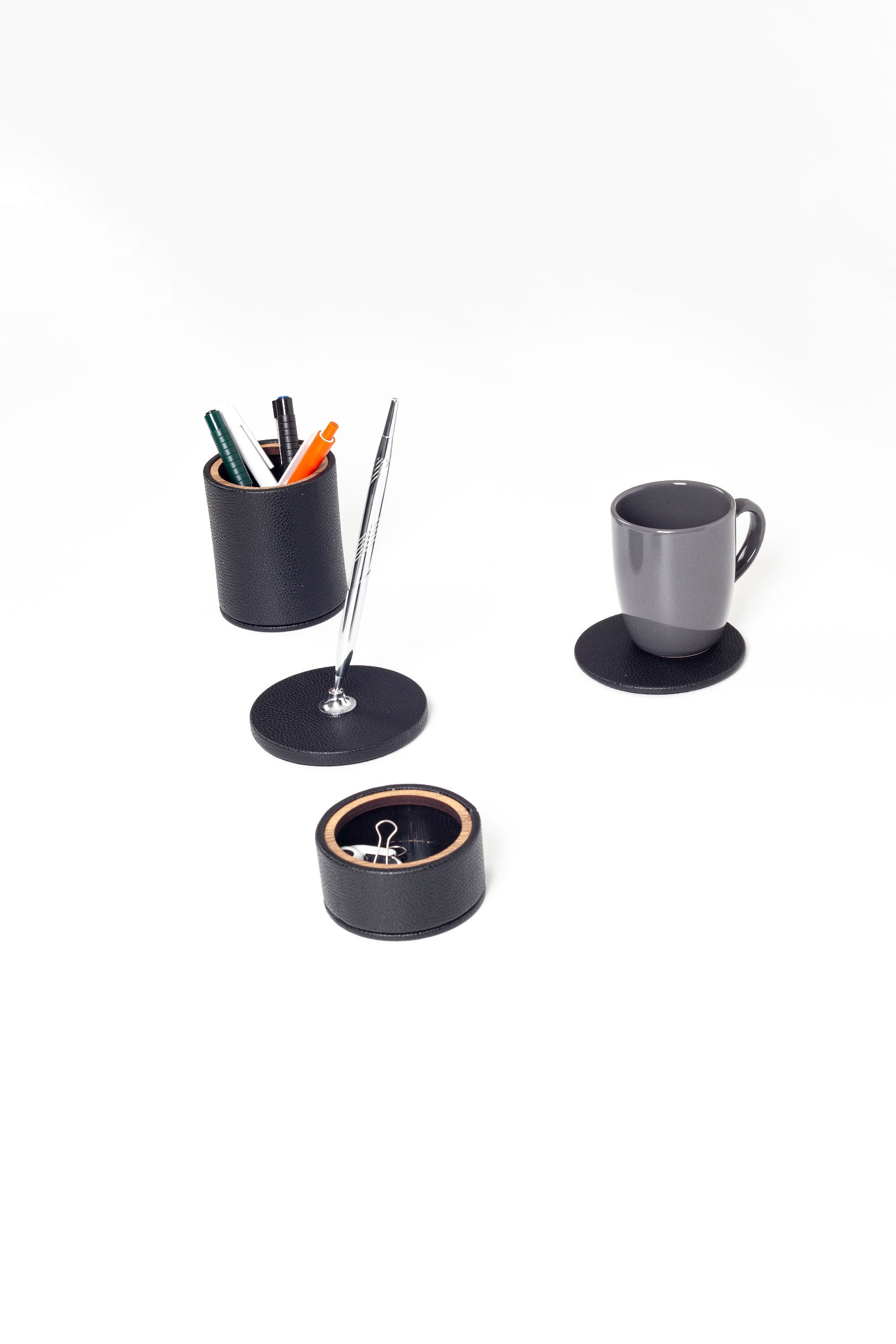 طقم مكتب من الجلد من بولو، 4 قطع، قلم كروم مفصل خشبي.