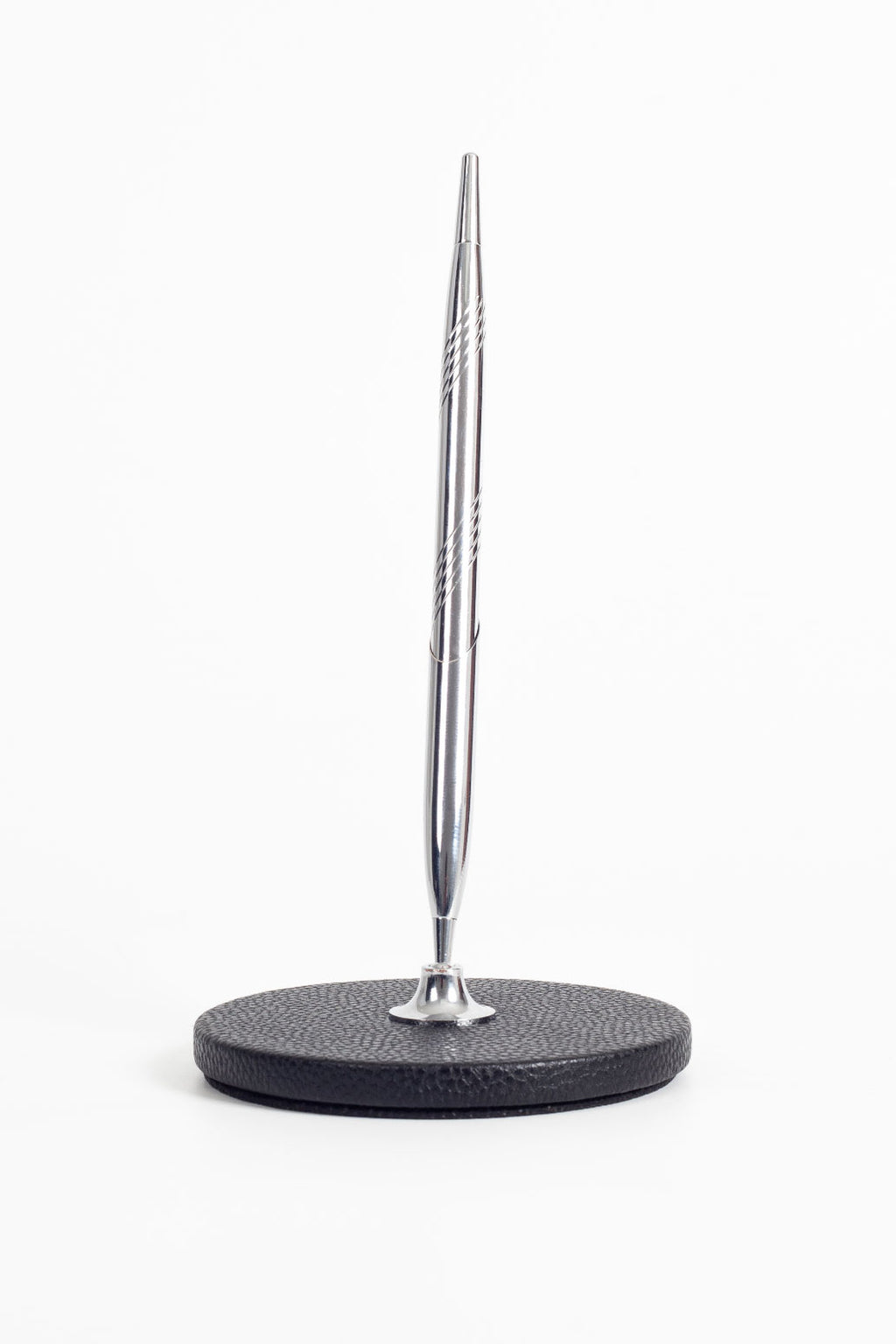 لوحة حوامل أقلام جلدية من بوللو، لون كروم