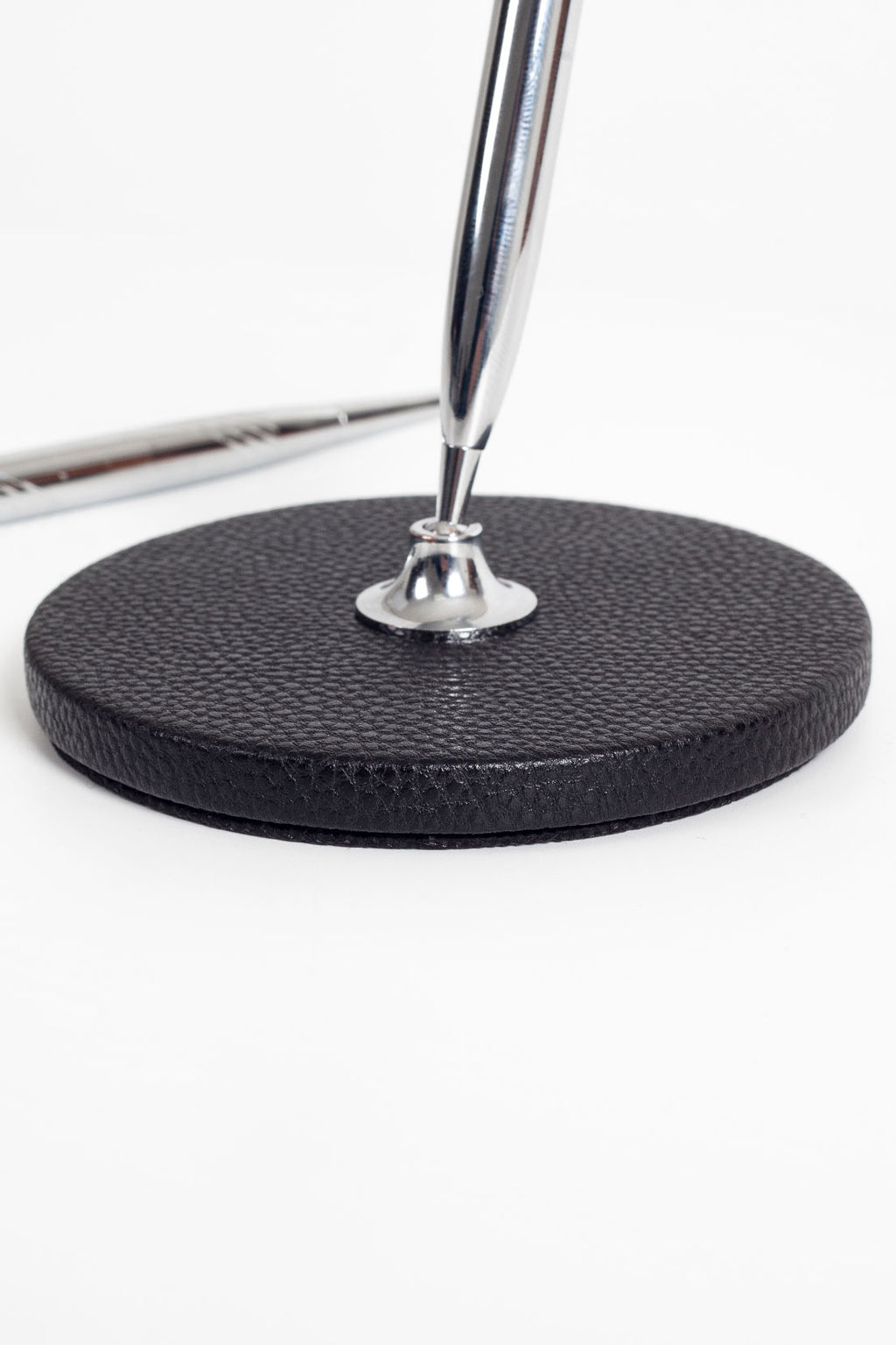 لوحة حوامل أقلام جلدية من بوللو، لون كروم