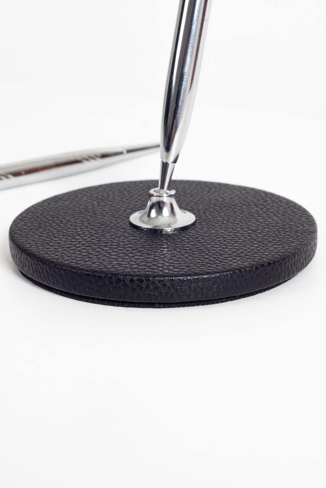 لوحة حوامل أقلام جلدية من بوللو، لون كروم