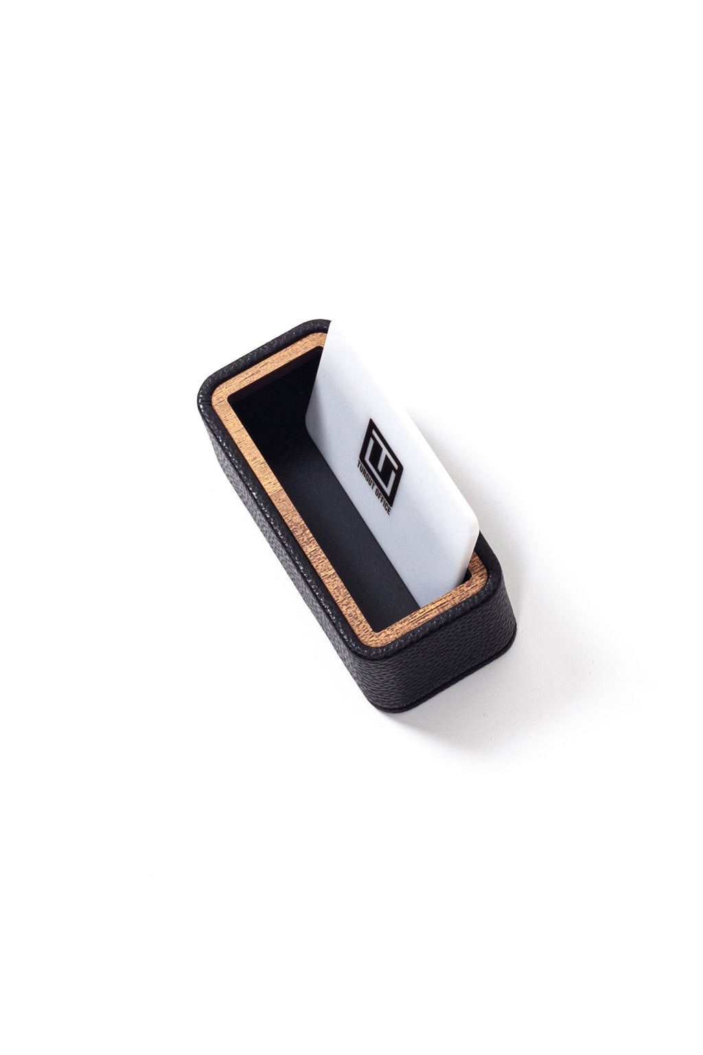 حامل بطاقات عمل من الجلد والخشب بتفاصيل دقيقة، أسود.