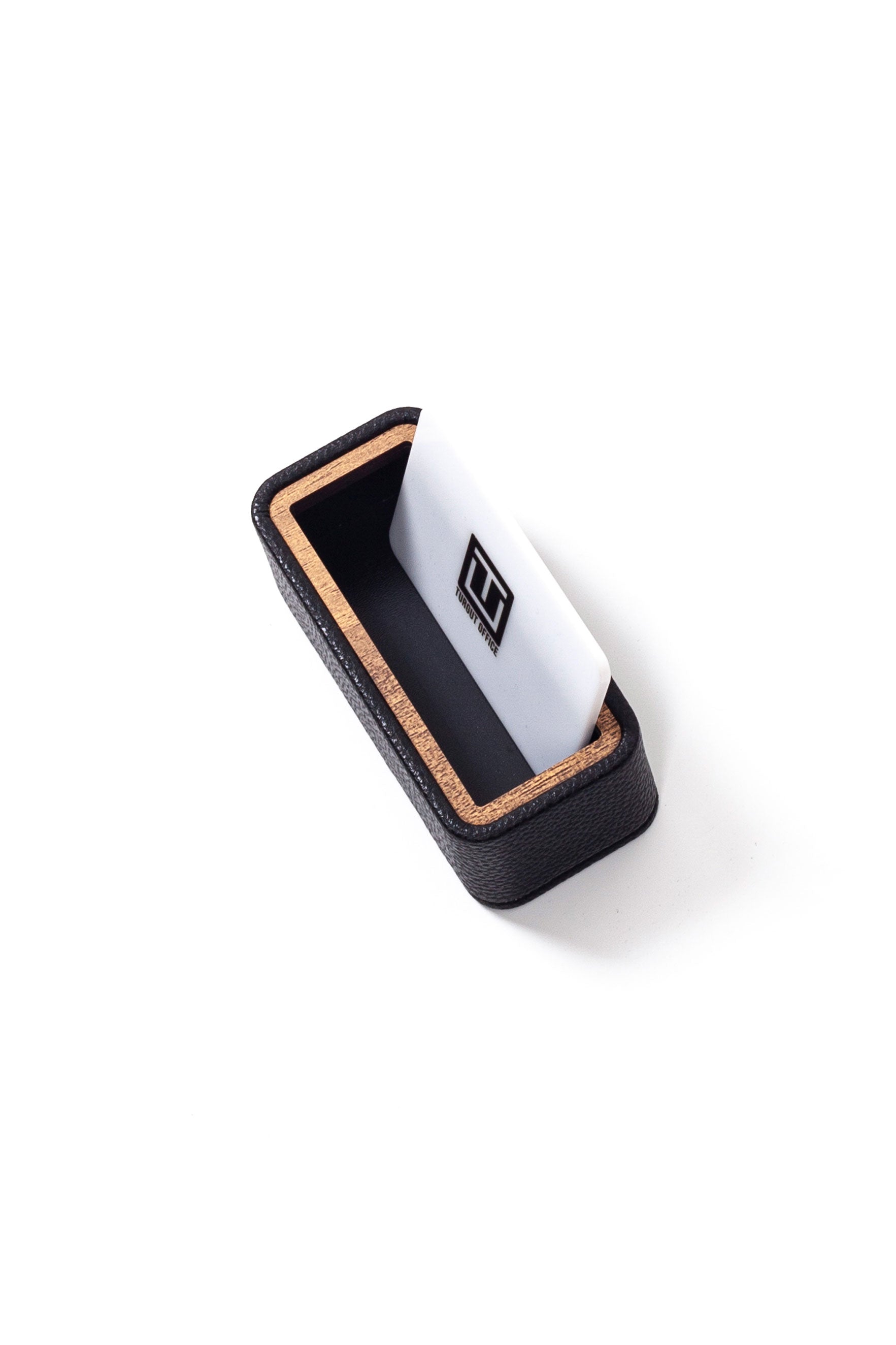 حامل بطاقات عمل من الجلد والخشب بتفاصيل دقيقة، أسود.