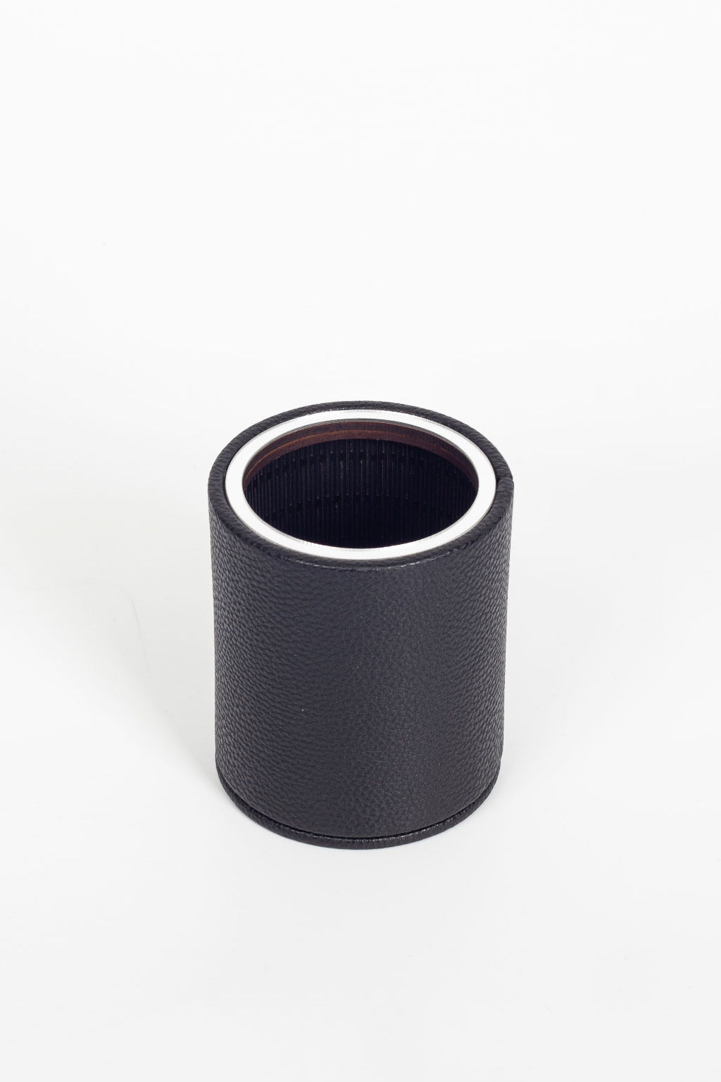 حامل أقلام رصاص من الجلد على شكل بيضاوي مع تفاصيل كروم على سطح المكتب، أسود.