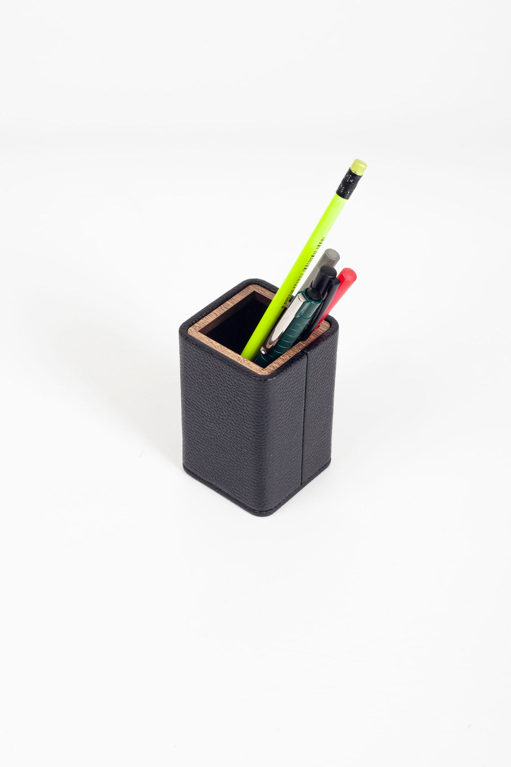 حامل أقلام رصاص خشبي صغير مزخرف أسود لسطح المكتب