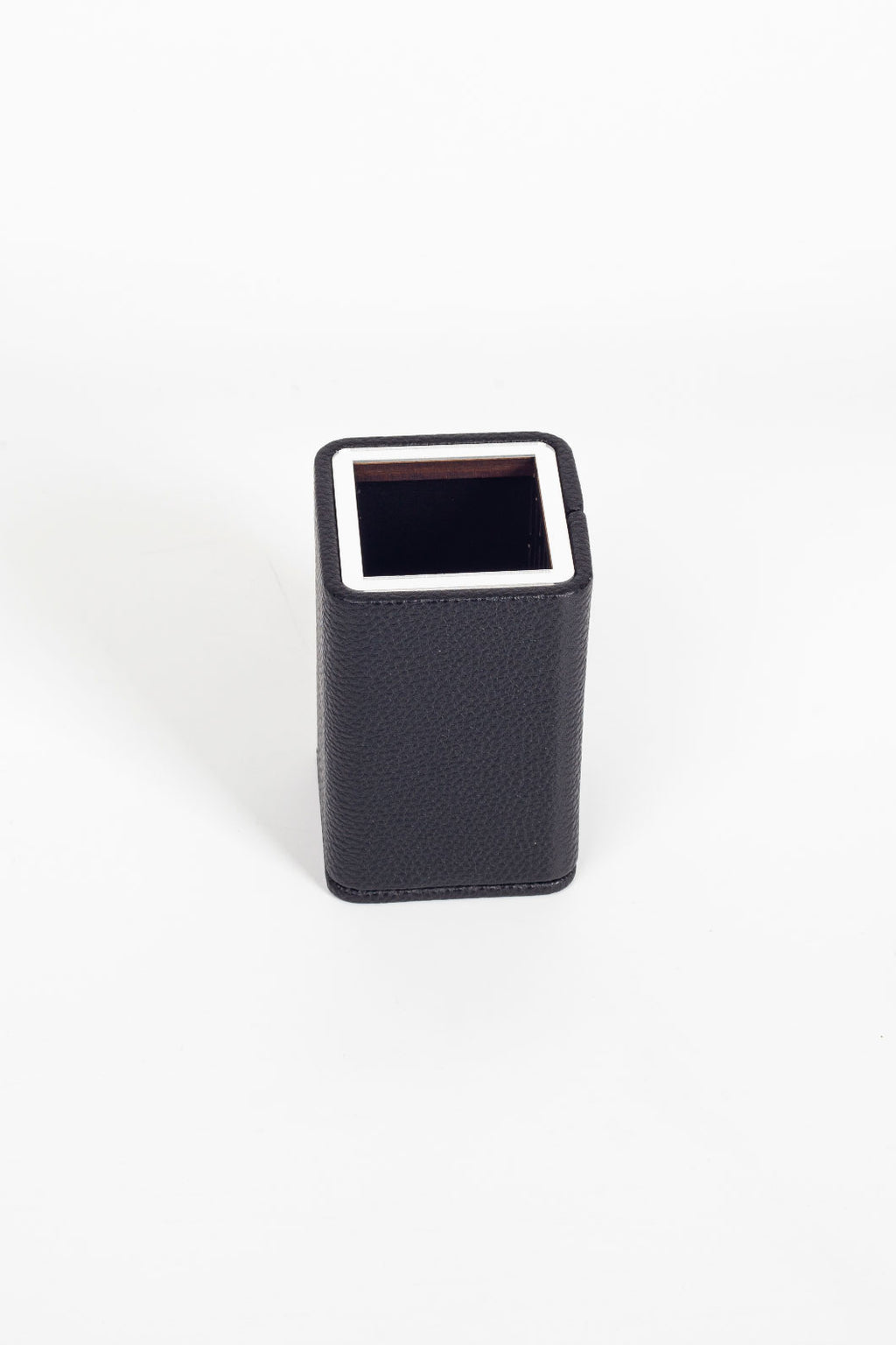 حامل أقلام رصاص صغير لسطح المكتب من الكروم مع تفاصيل سوداء.