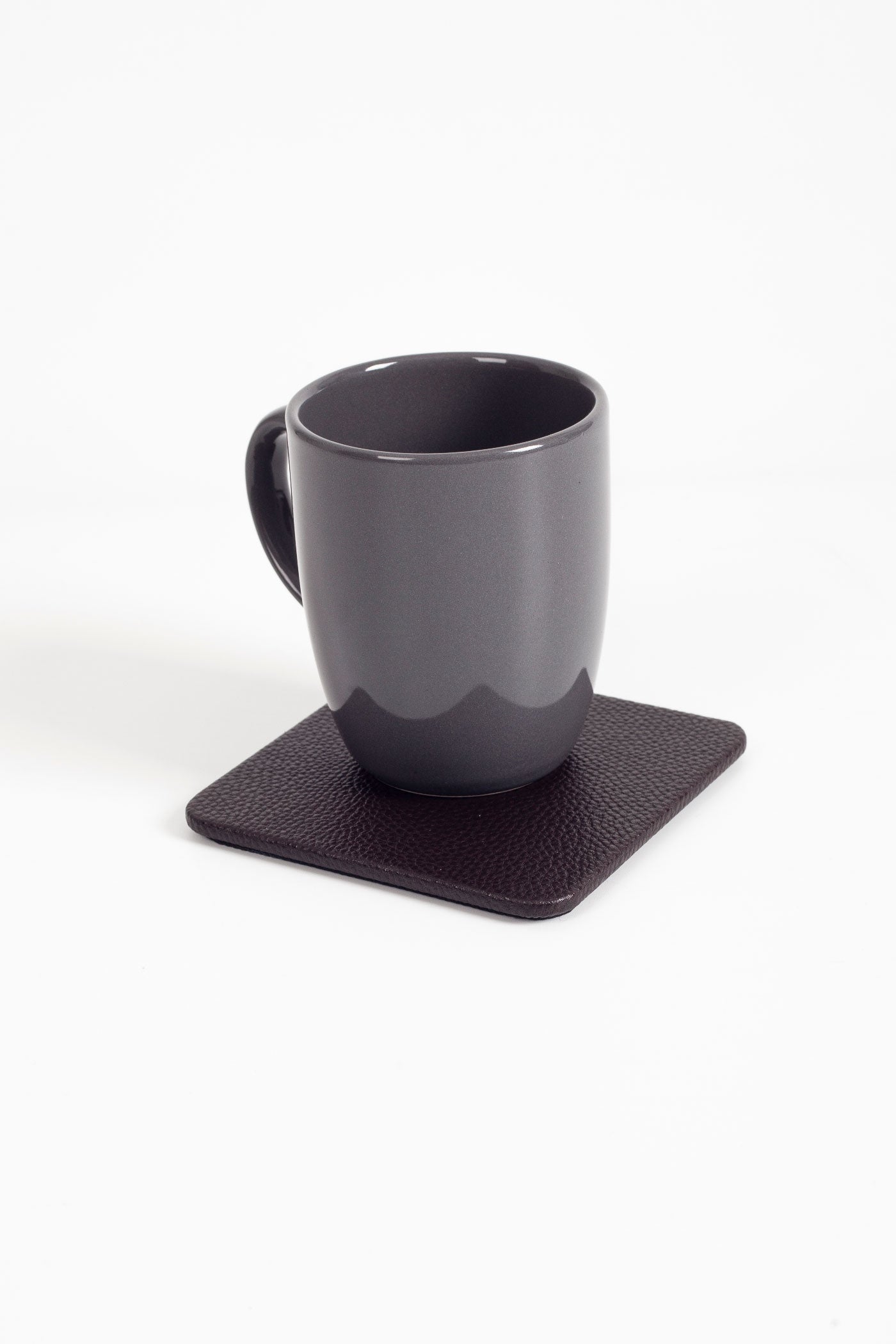 حاملة كأس جلدية بنية اللون، قطعة واحدة.