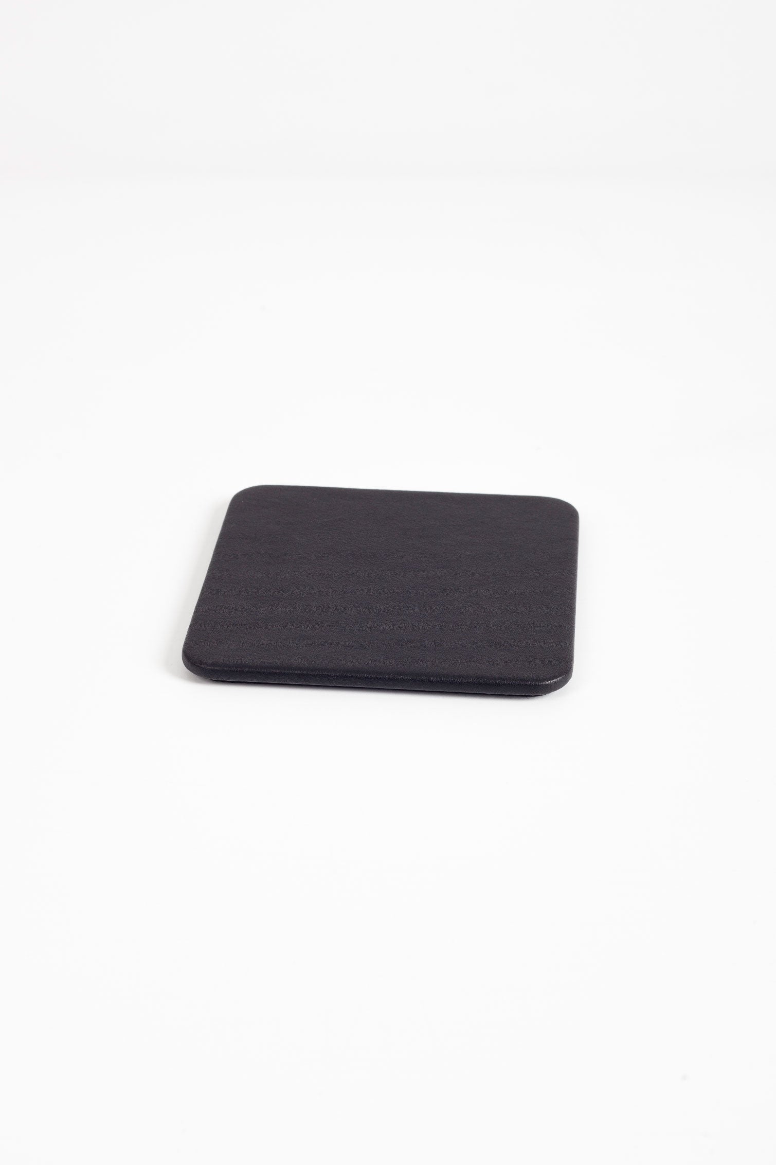 حاملة كأس جلدية سوداء سادة، قطعة واحدة