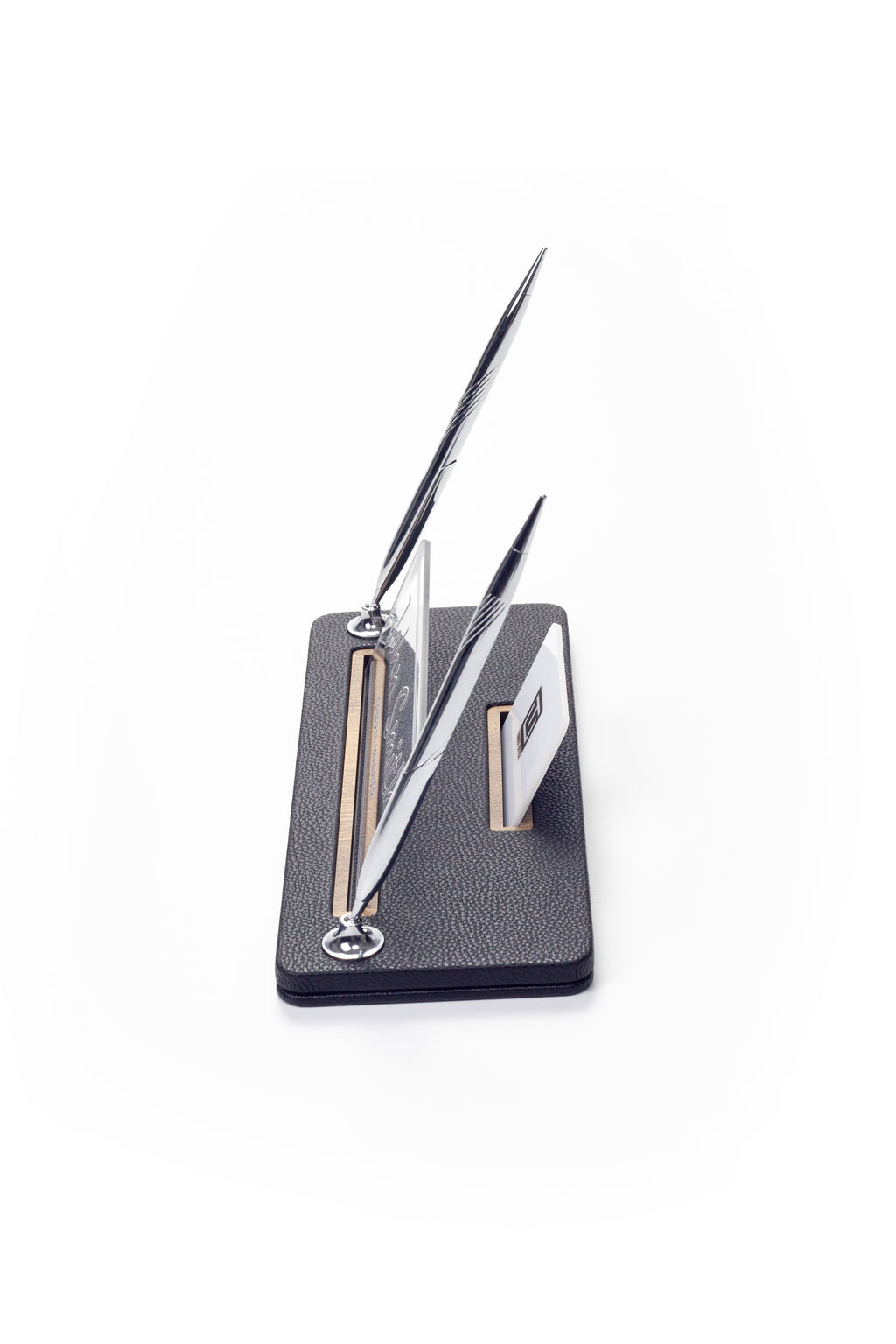 حامل اسم مكتبي من الجلد مع قلمي حبر أسود بتفاصيل خشبية