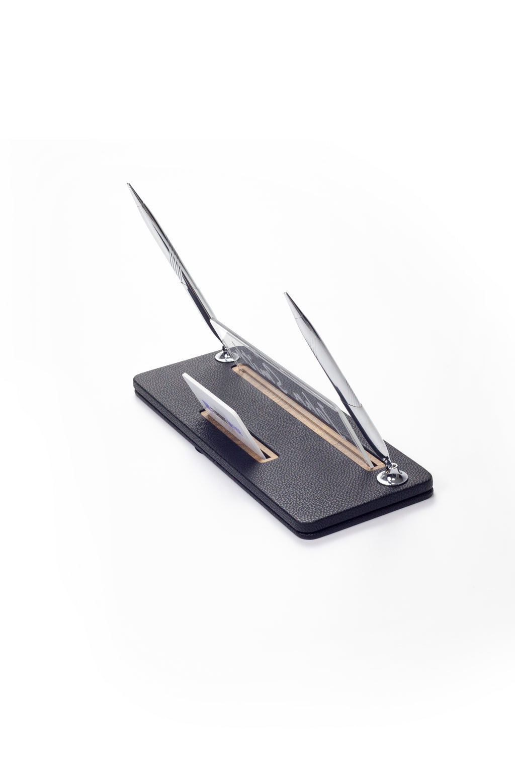 حامل اسم مكتبي من الجلد مع قلمي حبر أسود بتفاصيل خشبية