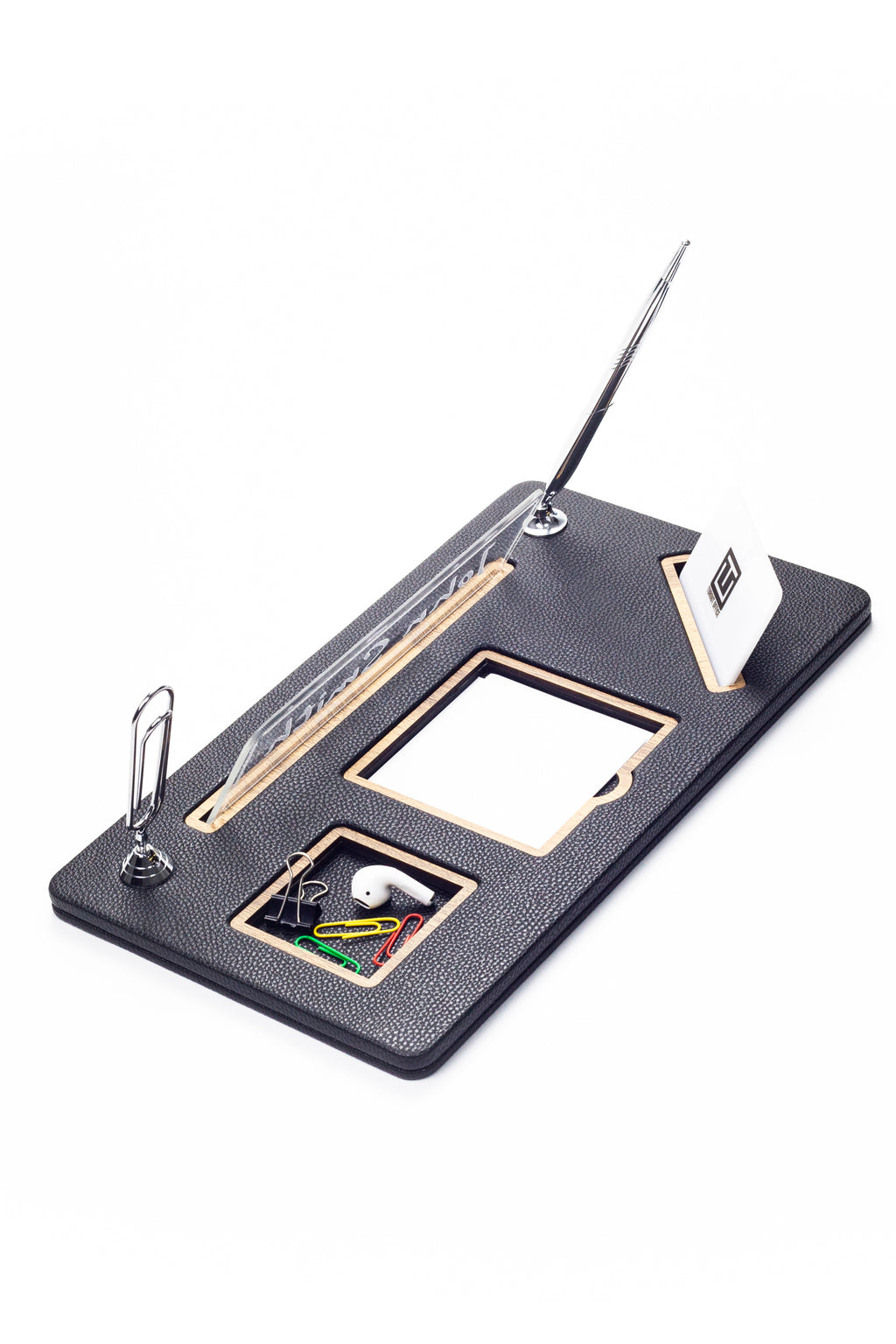 لوحة اسم مكتبية من الجلد مع حامل أدوات، مزينة بتفاصيل خشبية.