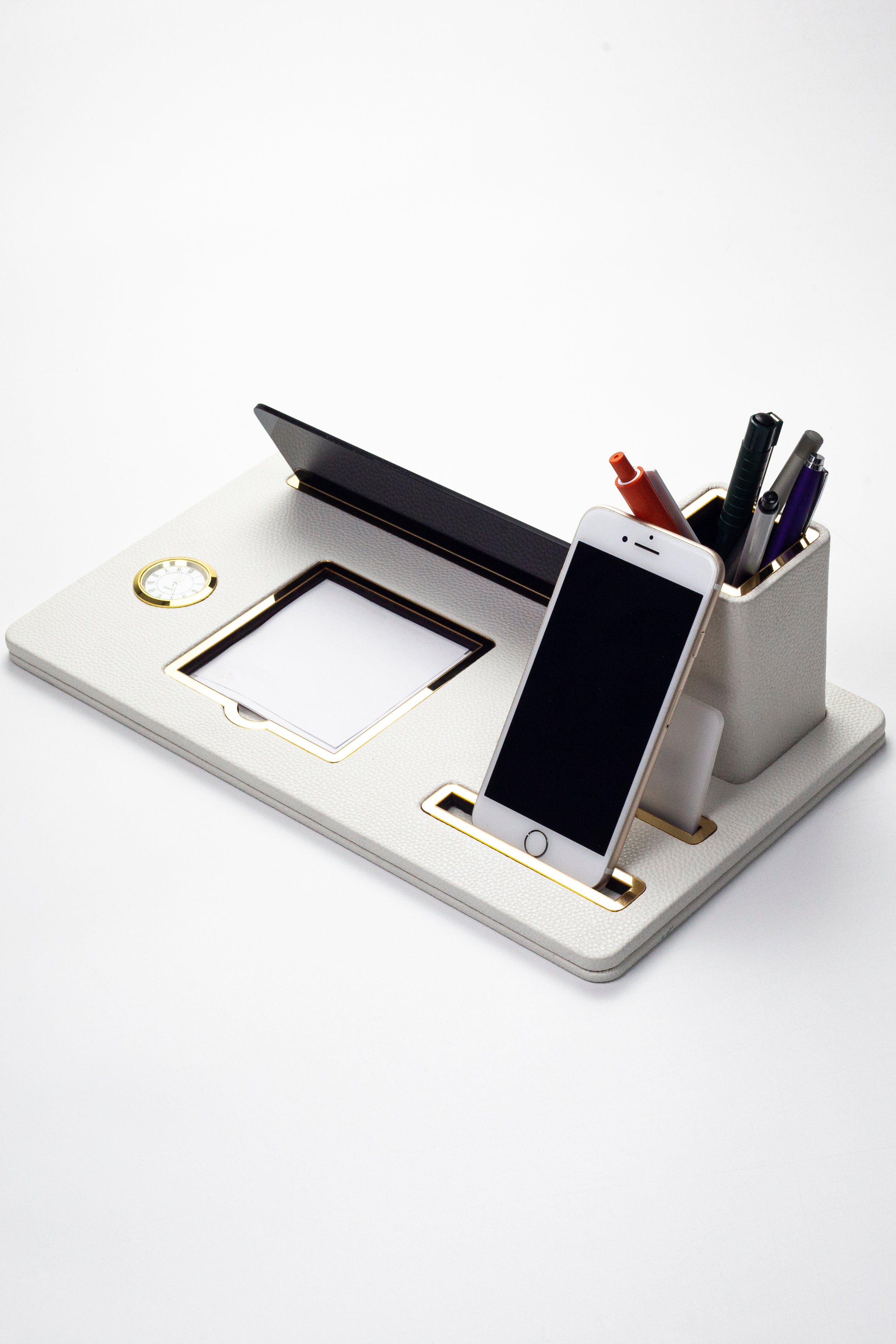 لوحة اسم مكتبية من الجلد، منظم مكتب، ساعة ذهبية بيضاء مزينة بتفاصيل، حامل أقلام.