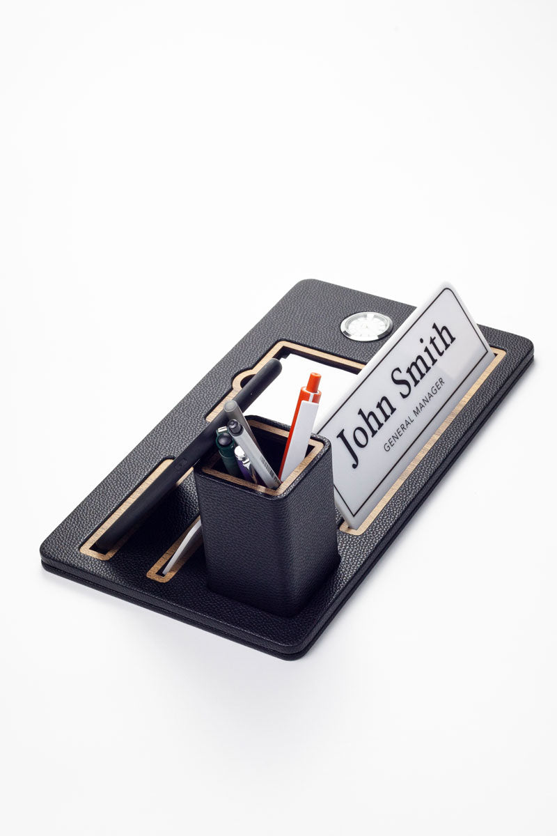 لوحة اسم مكتبية مصنوعة من الجلد، منظم خشبي أسود، ساعة مفصلة حامل أقلام.