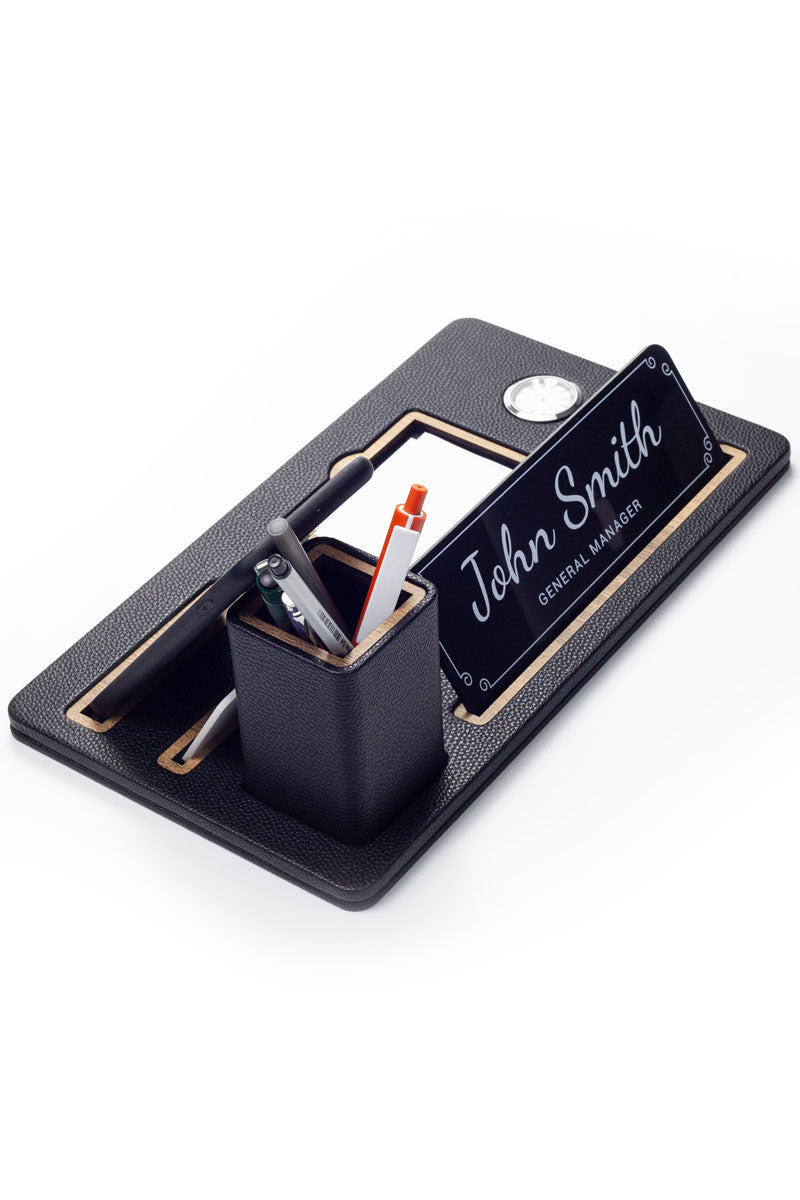 لوحة اسم مكتبية مصنوعة من الجلد، منظم خشبي أسود، ساعة مفصلة حامل أقلام.