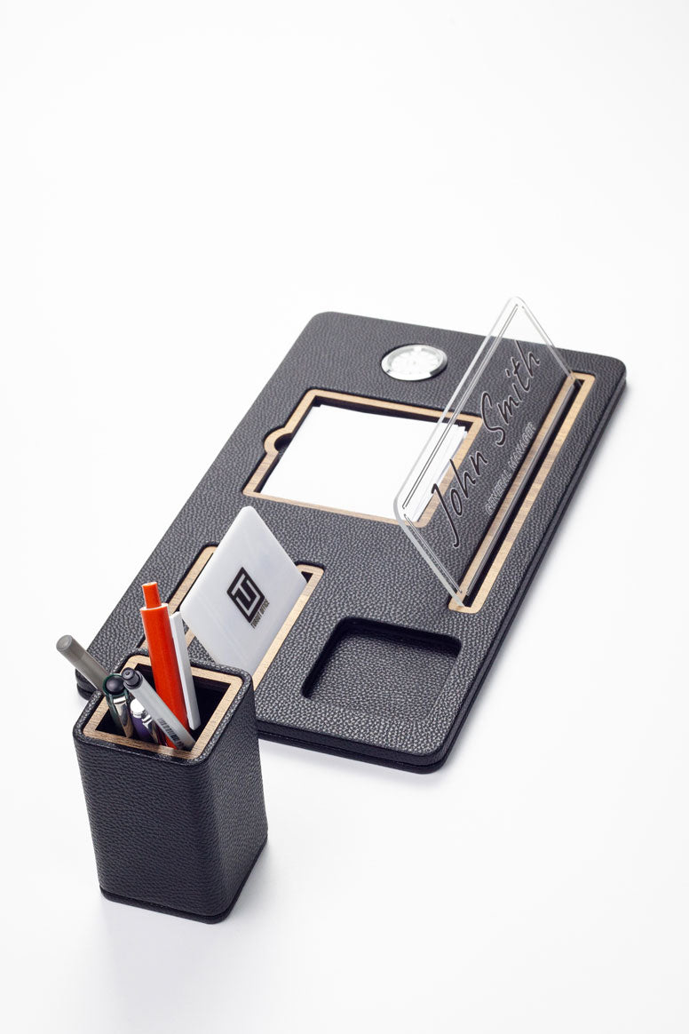 لوحة اسم مكتبية مصنوعة من الجلد، منظم خشبي أسود، ساعة مفصلة حامل أقلام.