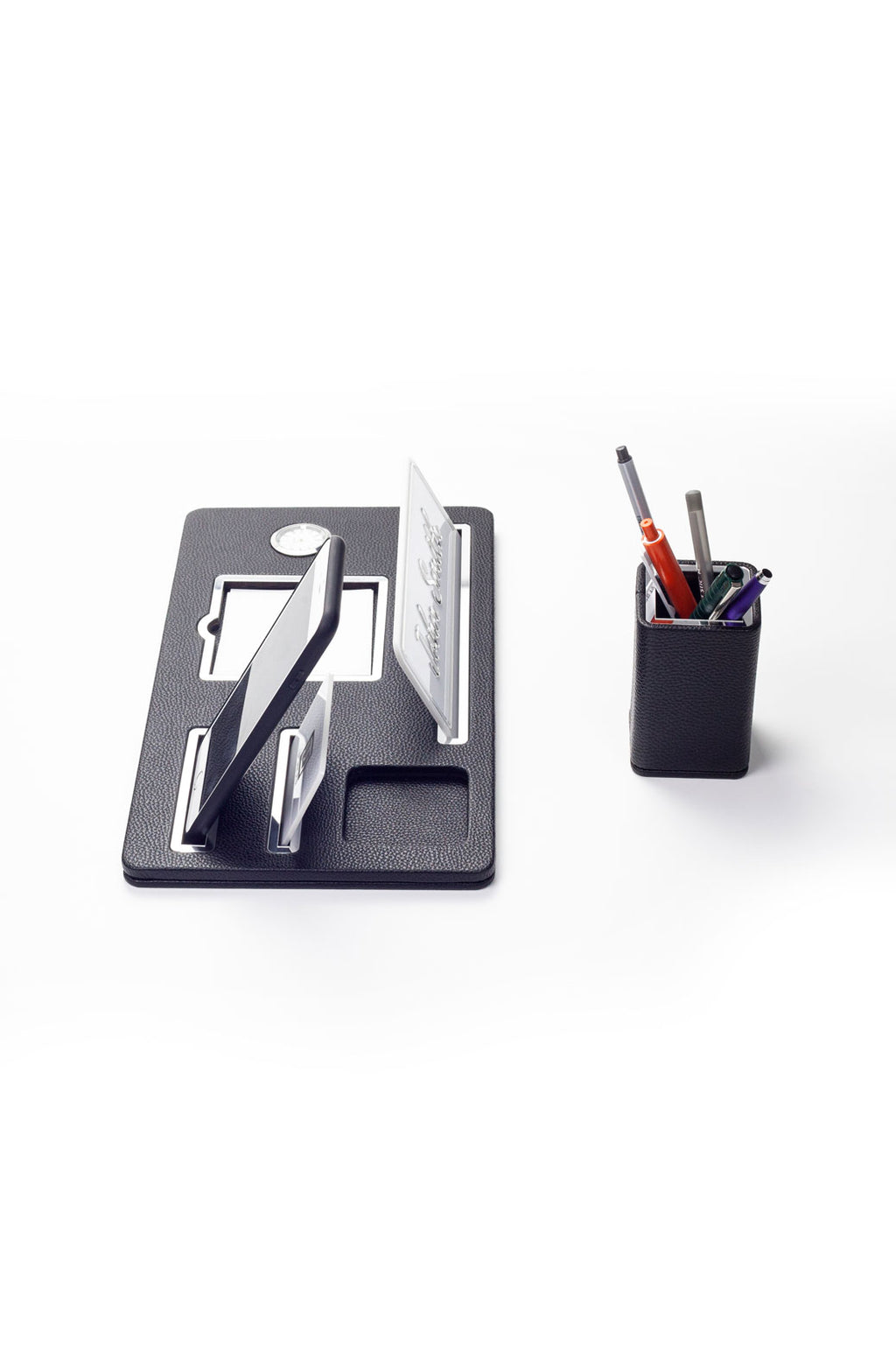 لوحة اسم مكتبية من الجلد، منظم أسود كروم، ساعة مفصلة حامل أقلام.